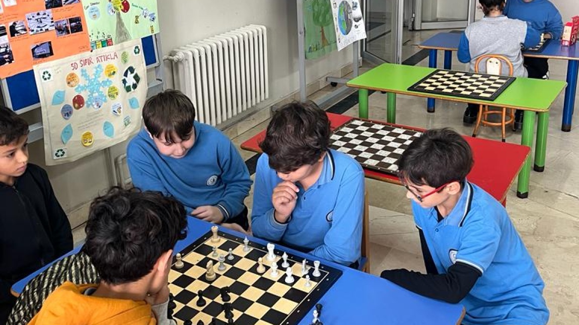 Öğrencilerimizin teneffüslerde de kaliteli zaman geçirmeleri amacıyla okulumuzun 3. kat fuayesinde, satranç ve masa tenisi alanı oluşturuldu. 