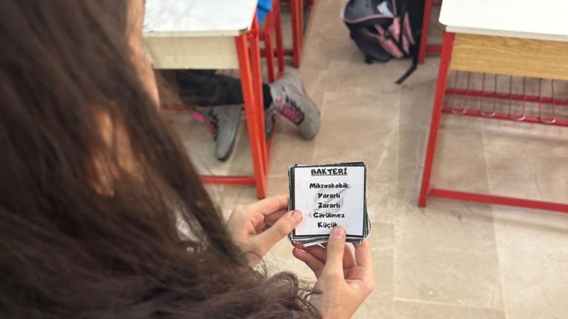 “Dönem Sonu Faaliyet Haftası”nda  5E sınıfı öğrencilerimiz “Kelime Oyunu” etkinliğinde  Fen Bilimleri ders öğretmeni eşliğinde Tabu oyununu oynadılar. 