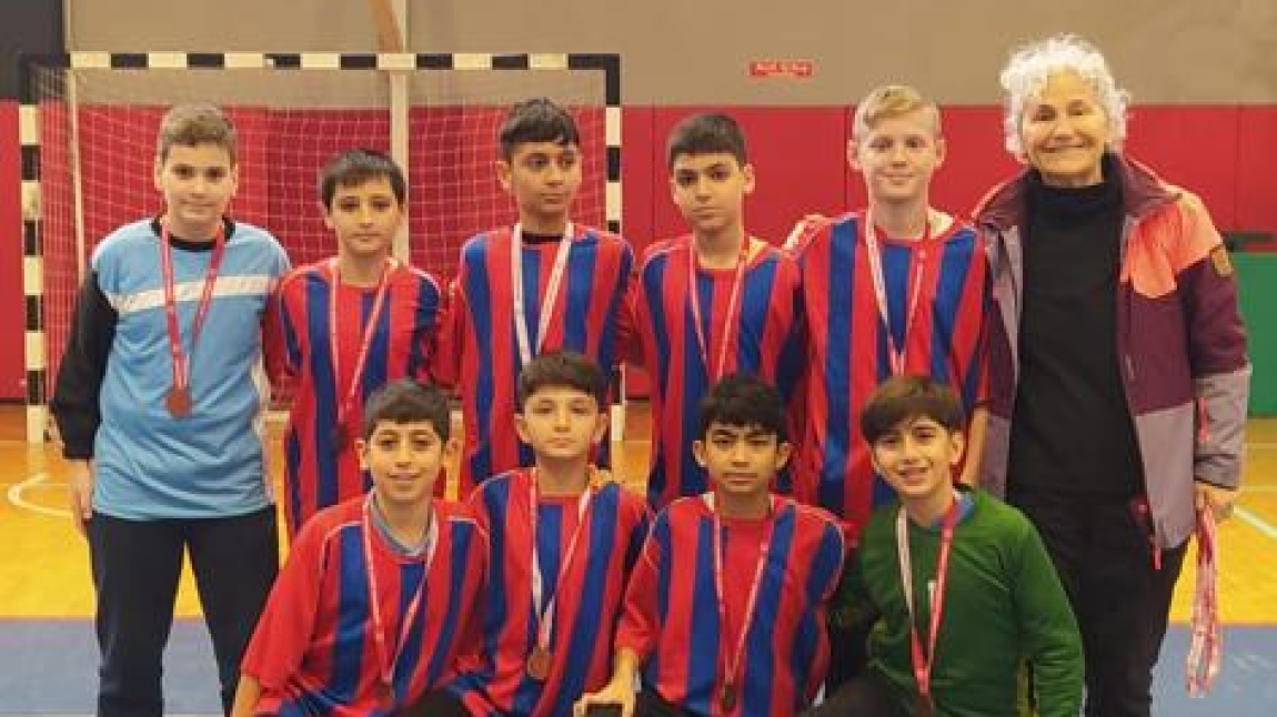 2023 -2024 Küçük Erkekler Futsal Turnuvasında Kadıköy İlçe Üçüncüsü olan öğrencilerimizi ve öğretmenimizi tebrik ediyoruz.