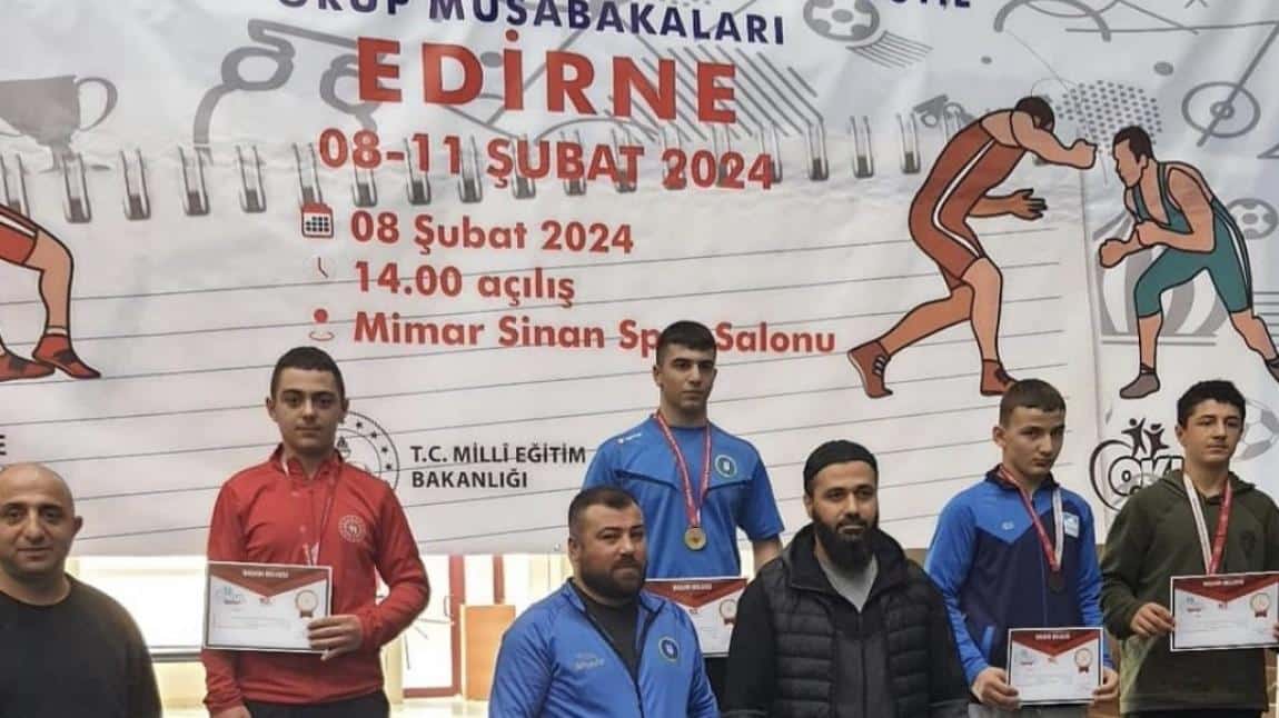 Okulumuz 8B sınıfı öğrencisi Muhammed Emin Kiraz Edirne’de Okul Sporları kapsamında gerçekleştirilen Yıldız Erkek Serbest Grekoromen Stil Güreş Müsabakasında okulumuz adına yarışarak ikinci oldu. 