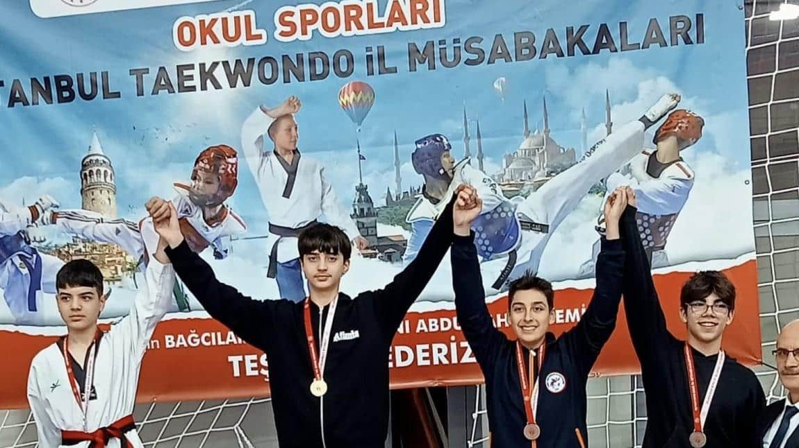 Okulumuz 7B sınıfı öğrencisi Taha Karaboğa Okul Sporları kapsamında Yıldızlar Erkekler Taekwondo İstanbul İl Müsabakalarında okulumuz adına yarışarak üçüncü oldu. 